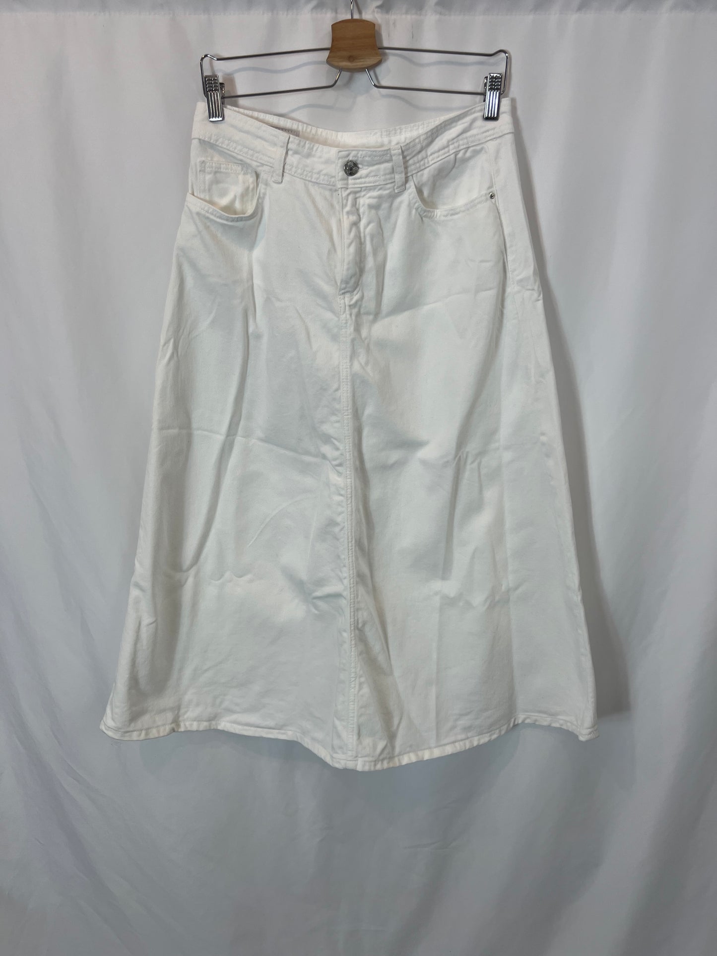 ZARA. Falda blanca denim midi. T M