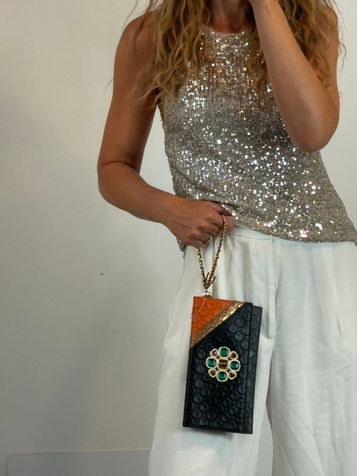 V 73. ELISABETTA ARMELLIN. Pochette de cuero detalle broche