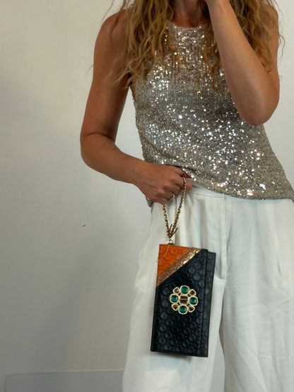 V 73. ELISABETTA ARMELLIN. Pochette de cuero detalle broche