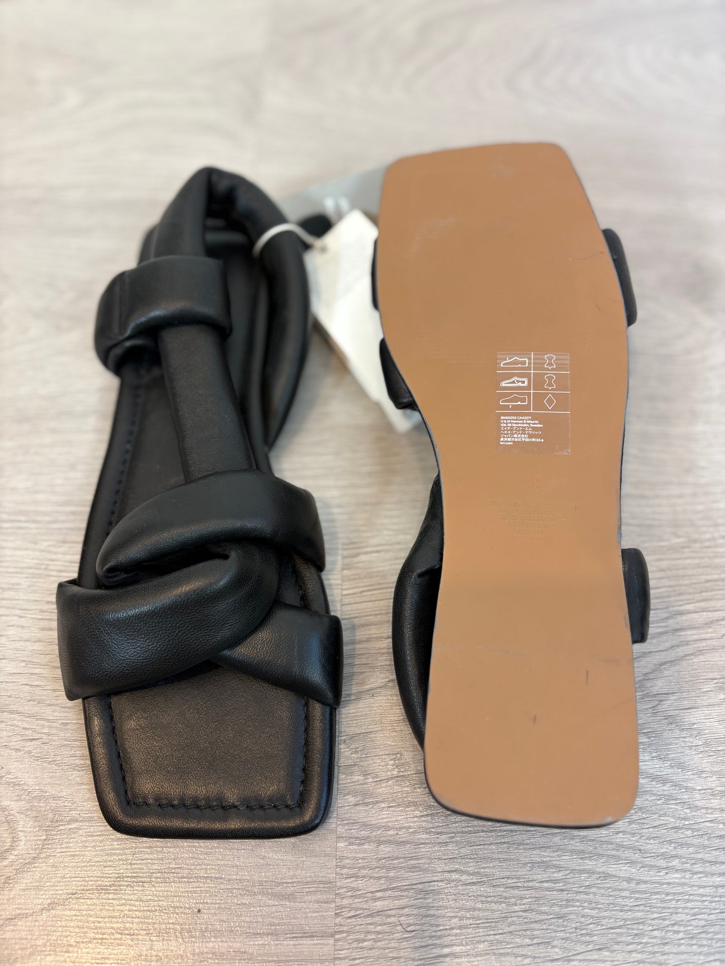 H&M. Sandalia piel cruzadas en negro. T 40