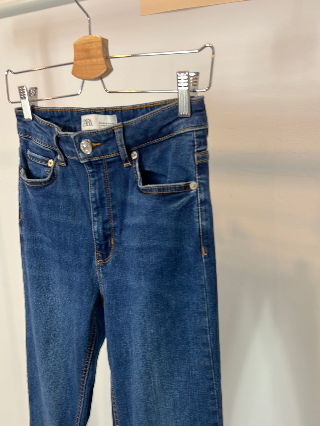 ZARA. Denim azul oscuro campana. T 38