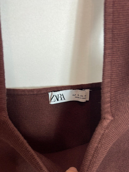 ZARA. Top punto marrón elástico. T S