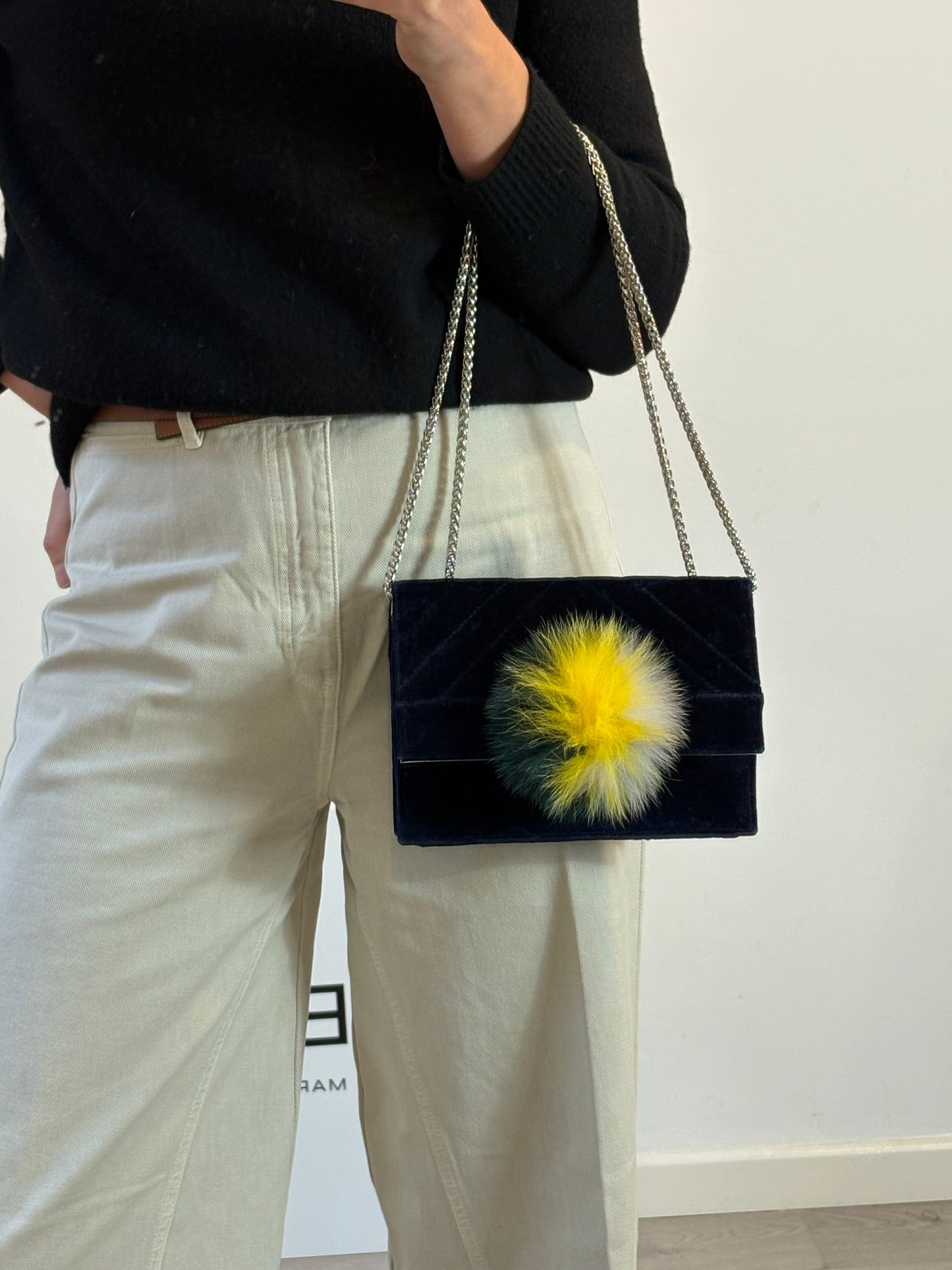 TITA MADRID.Bolso azul terciopelo pompón