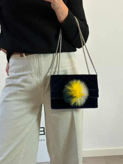 TITA MADRID.Bolso azul terciopelo pompón