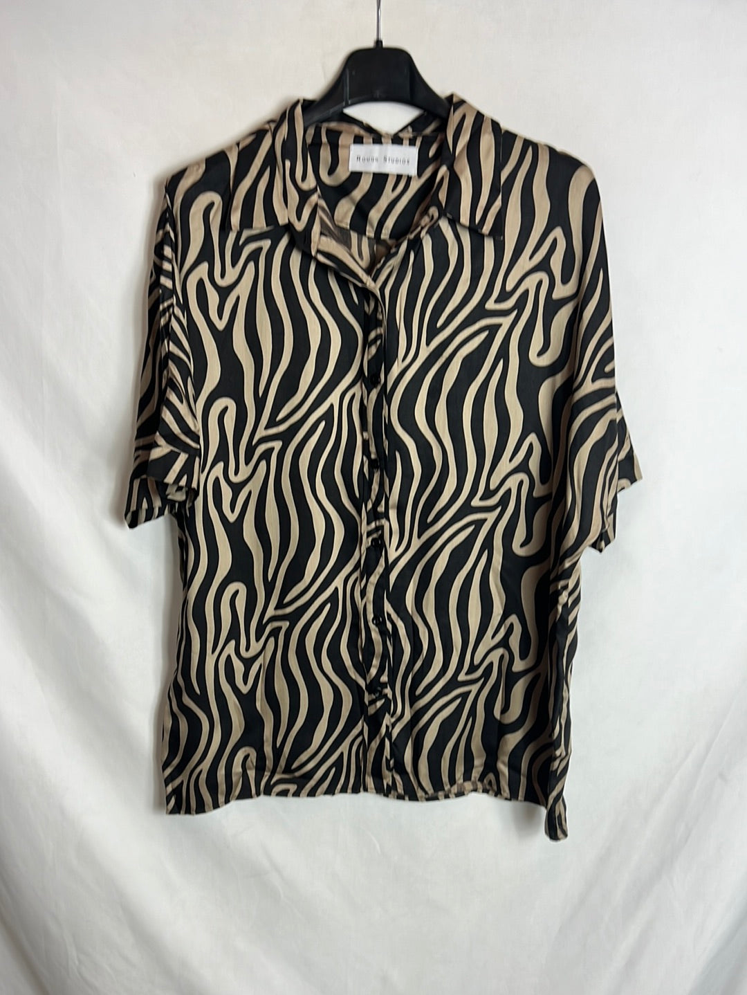 ROUGH STUDIOS. Printed short sleeve shirt. T.S.