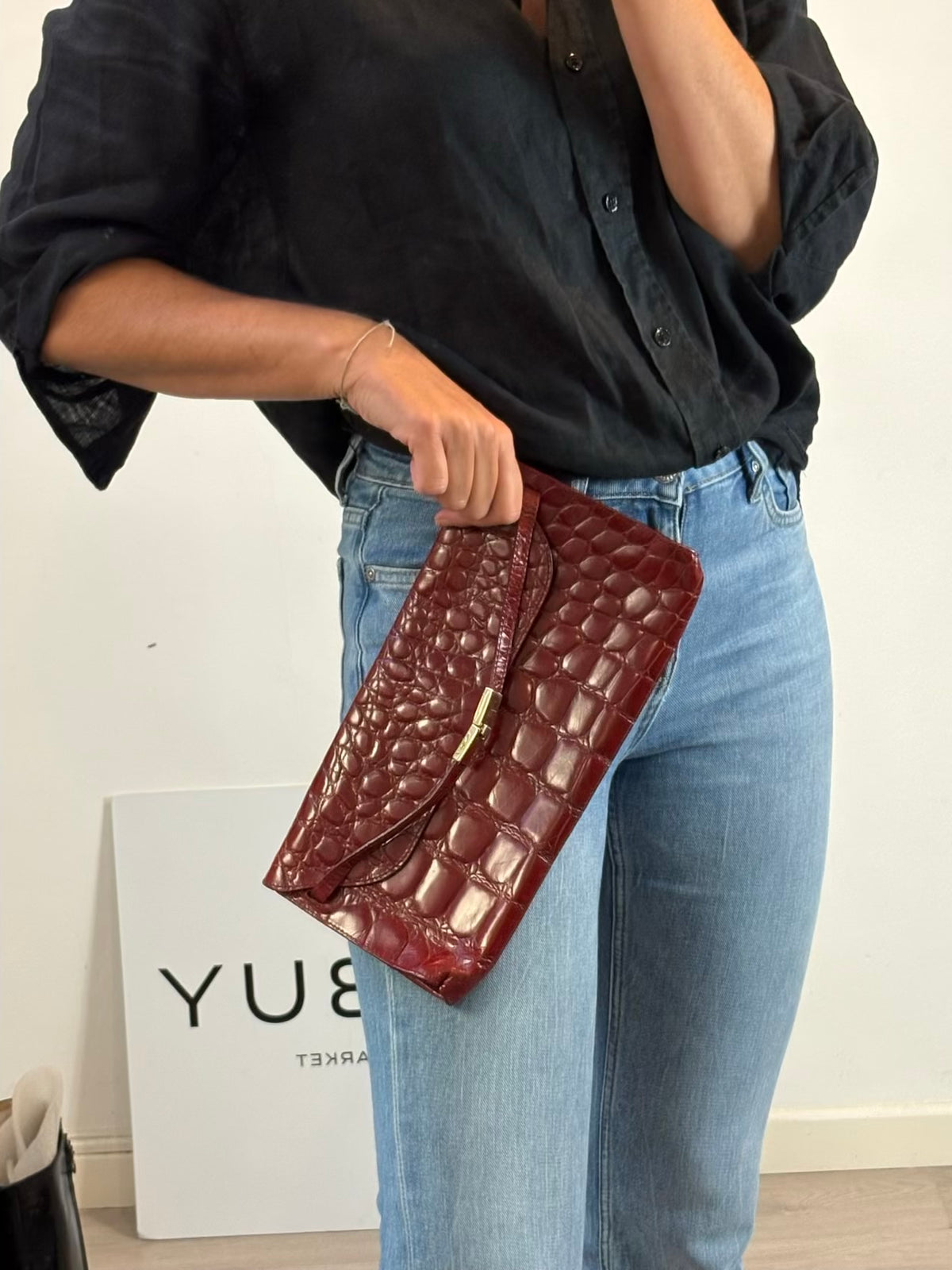FURLA. Cartera de mano piel troquelada