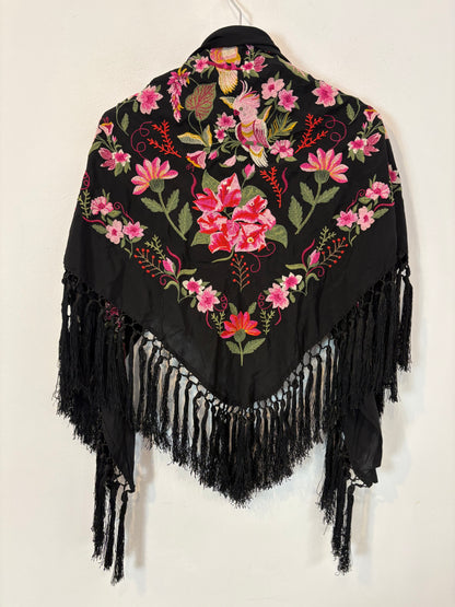 Mantoncillo negro bordado