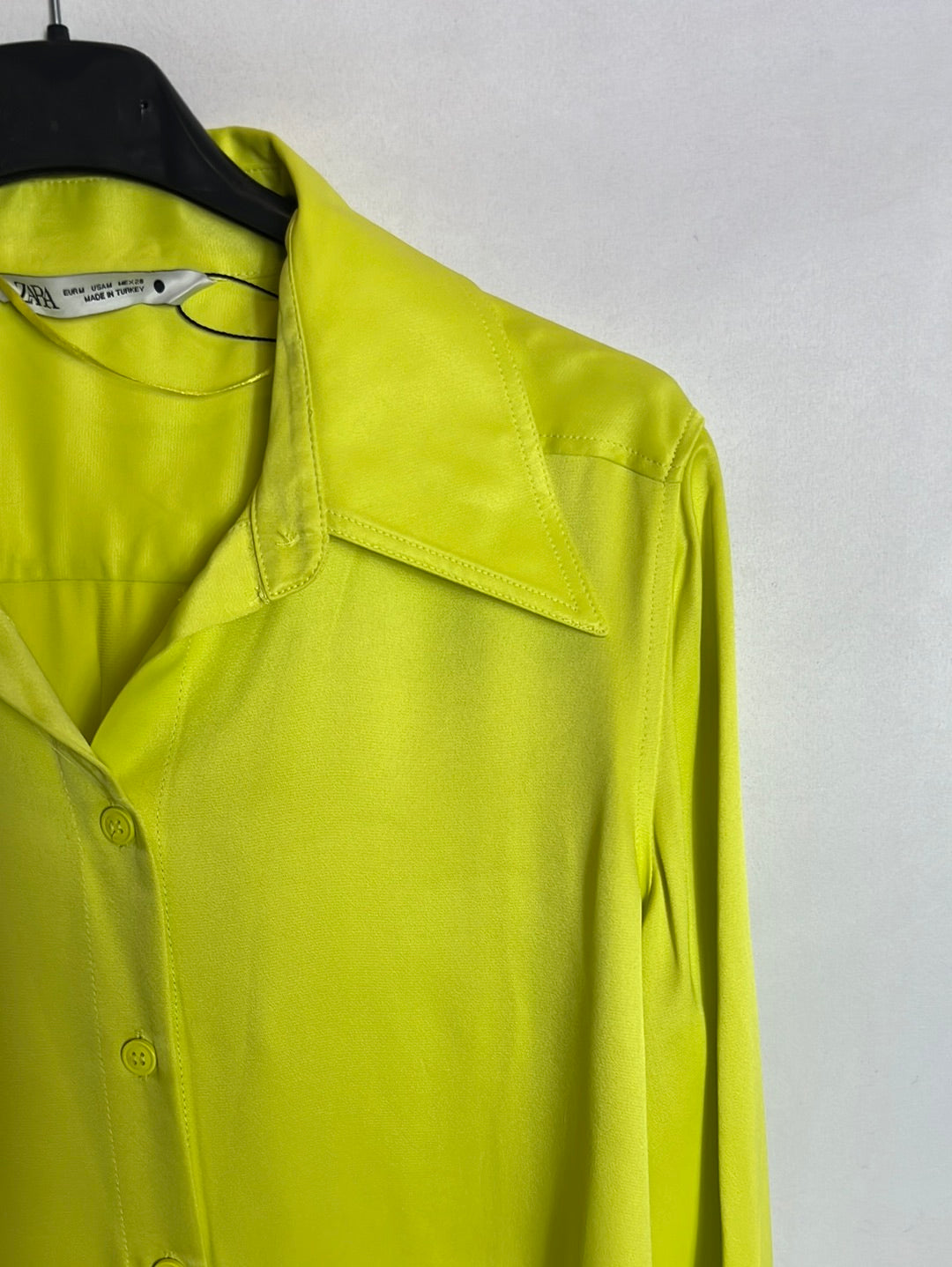 ZARA. Blusa satinada flúor. T M