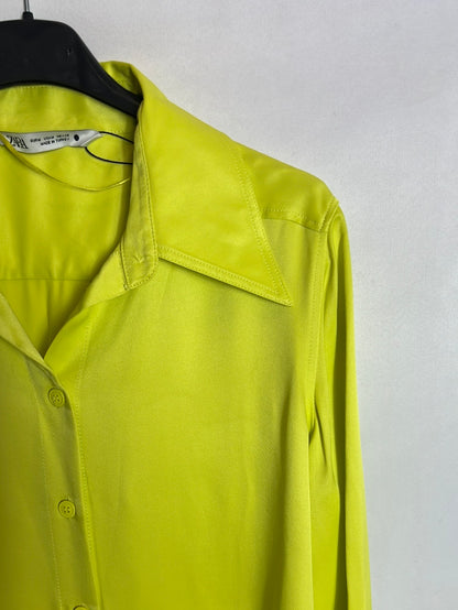 ZARA. Blusa satinada flúor. T M
