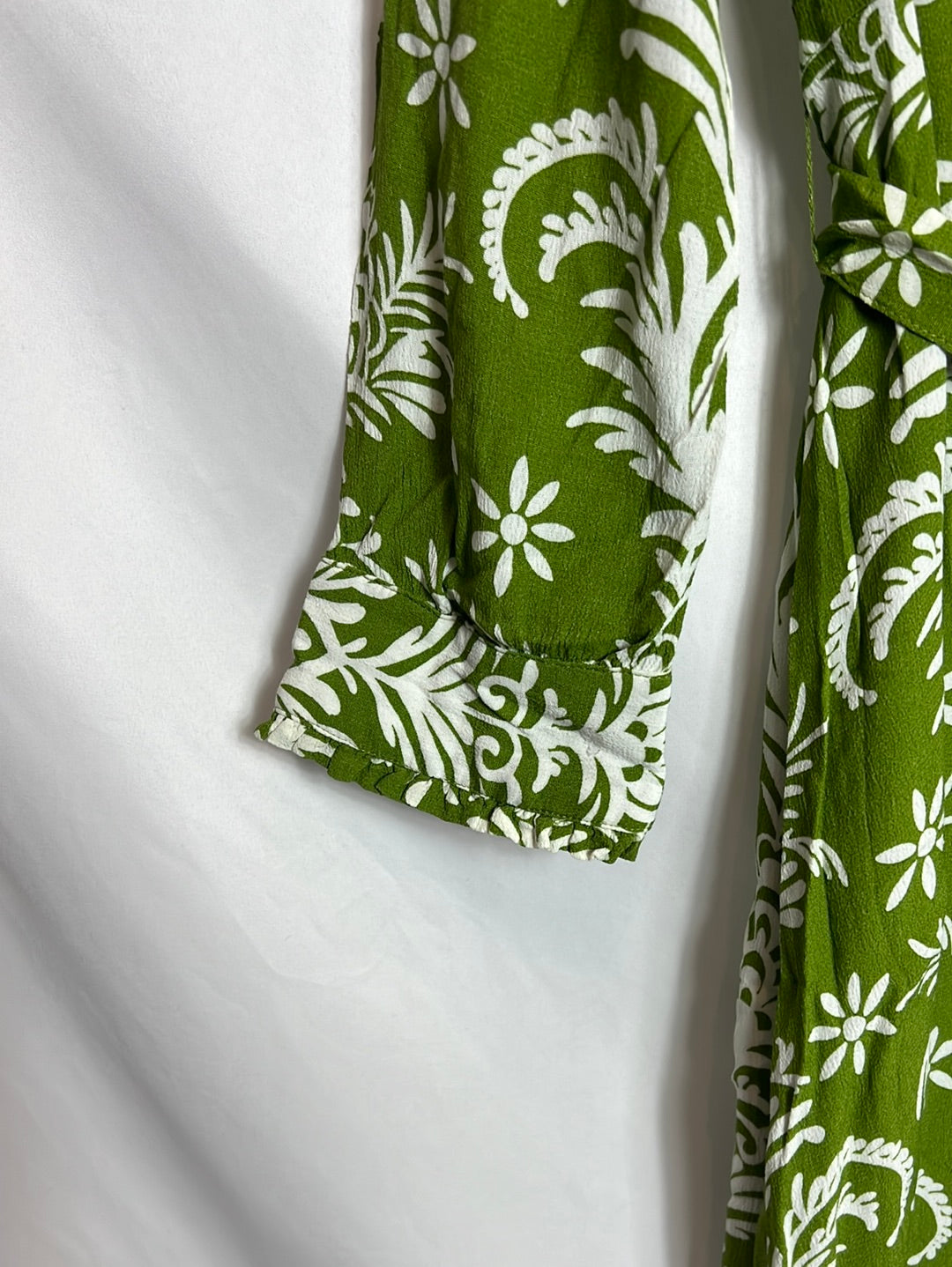 ZARA. Vestido midi verde flores. T M