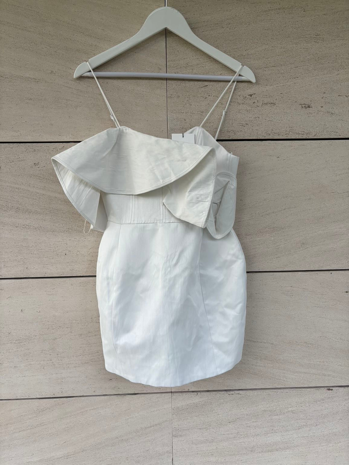 ZARA. Vestido corto blanco volante