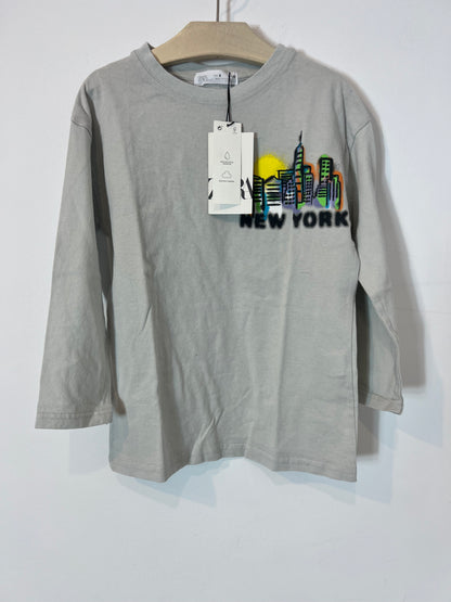 ZARA. Stone-colored T-shirt with a pattern. Size 6 years.