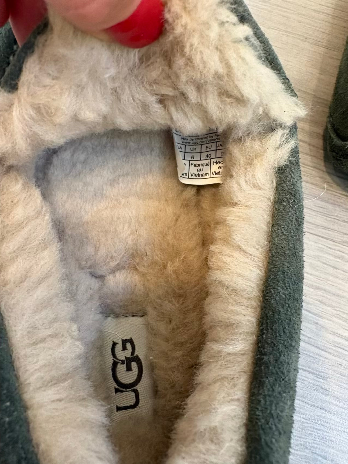 UGG. Zapatos estilo mocasín en verde. T 40