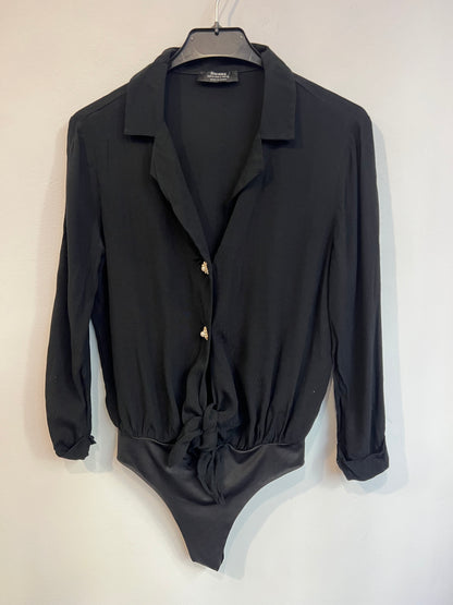 BERSHKA. Body negro botones joya. T S