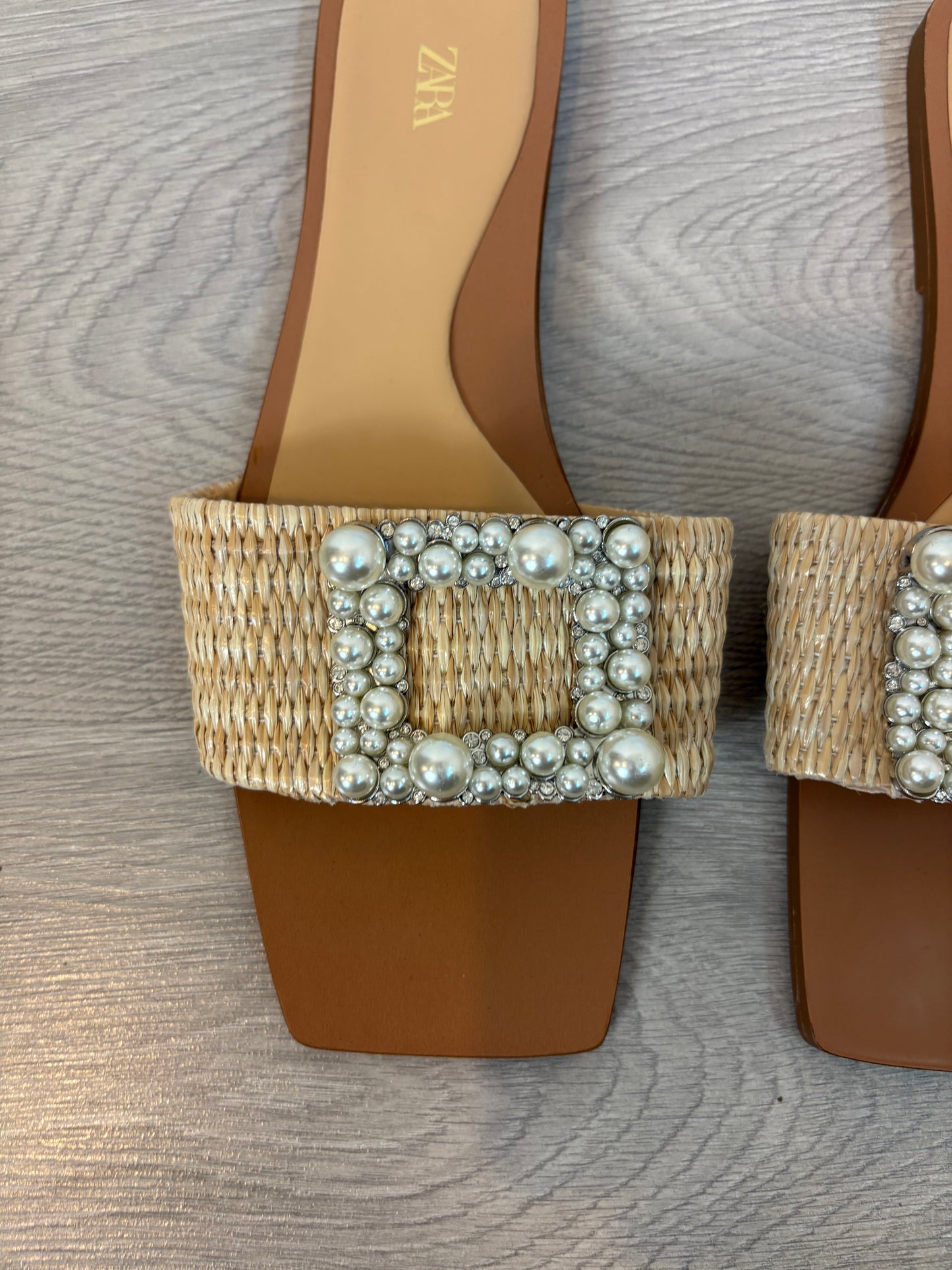 ZARA . Sandalia plana adorno. T 38