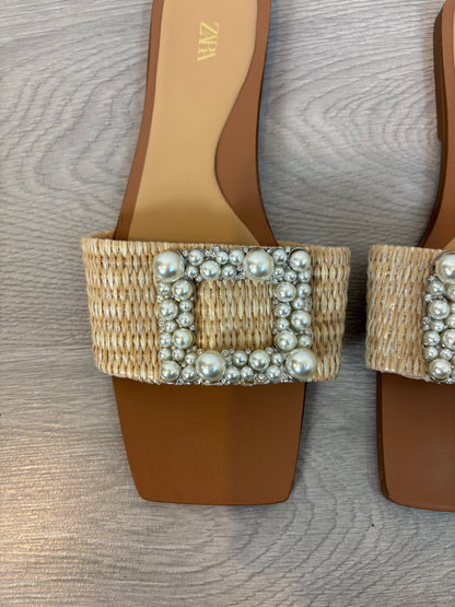 ZARA . Sandalia plana adorno. T 38