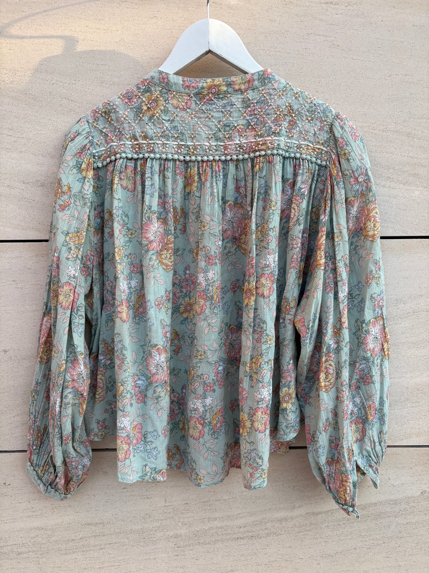 LOUISE MISHA. Blusa verde claro estampada