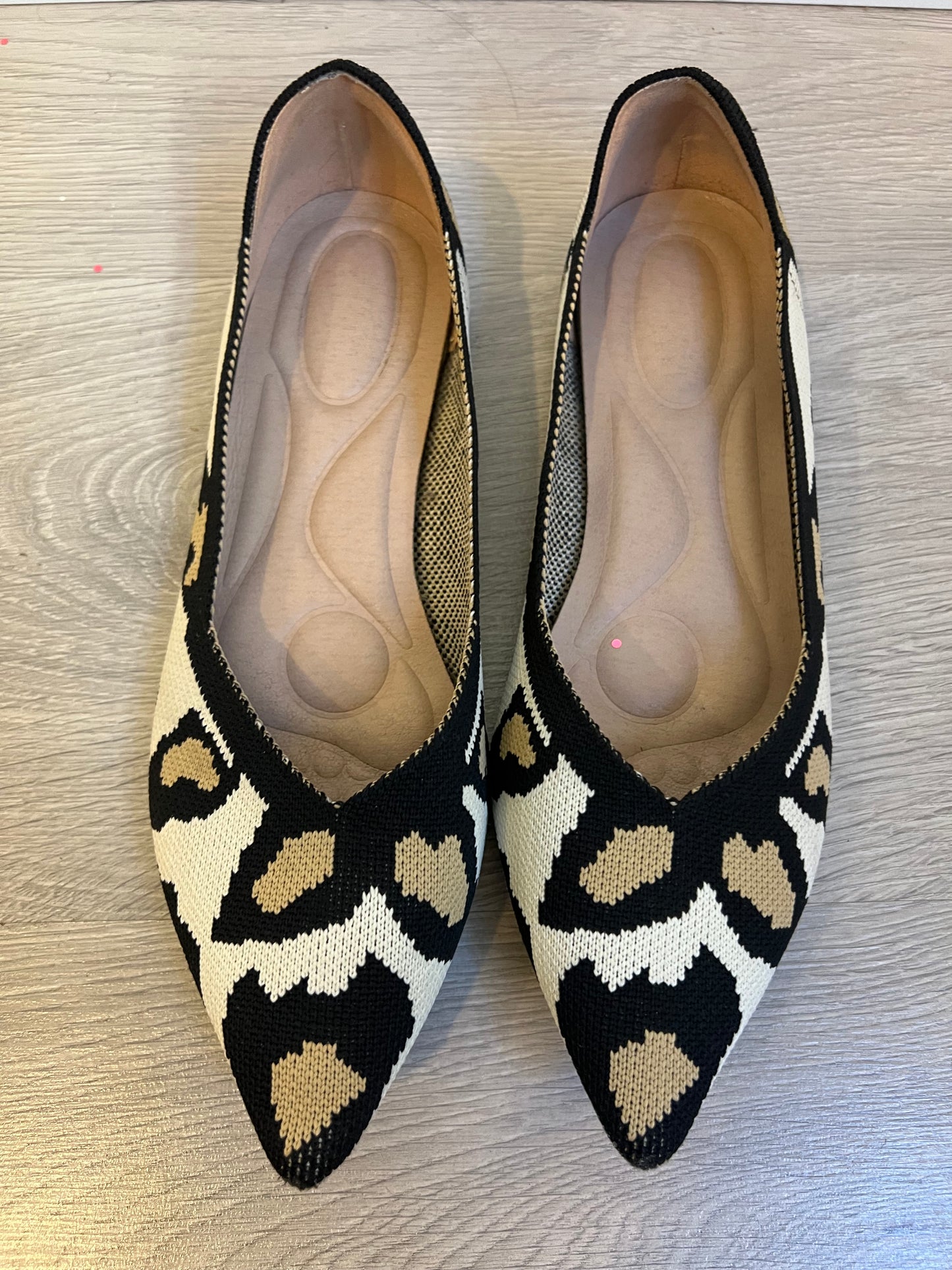 OTRAS. Zapato plano textura animal print. T 39