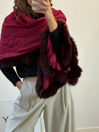 OTRAS. Bufanda burdeos con pelo