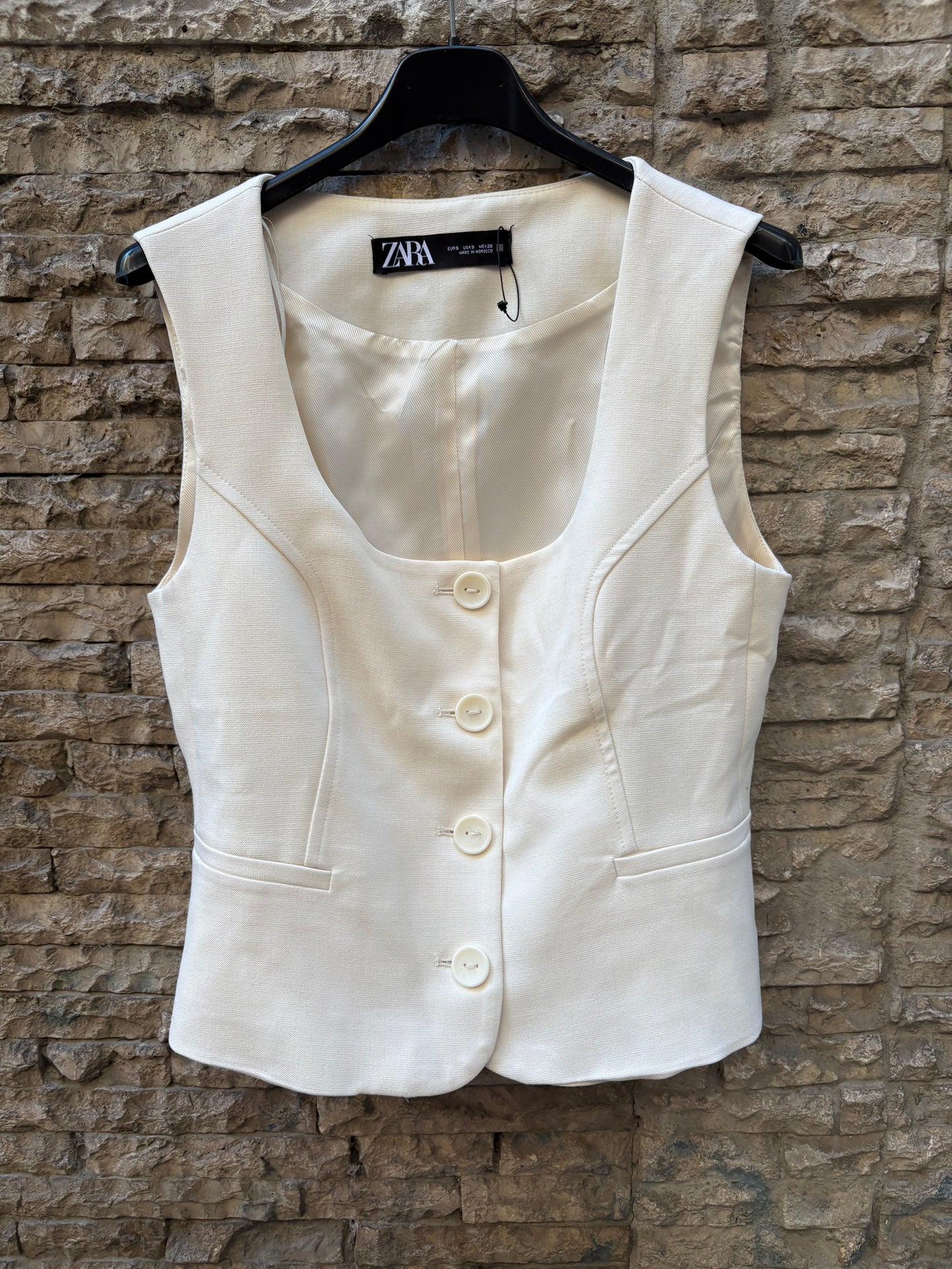 ZARA. Light beige buttoned vest. TS