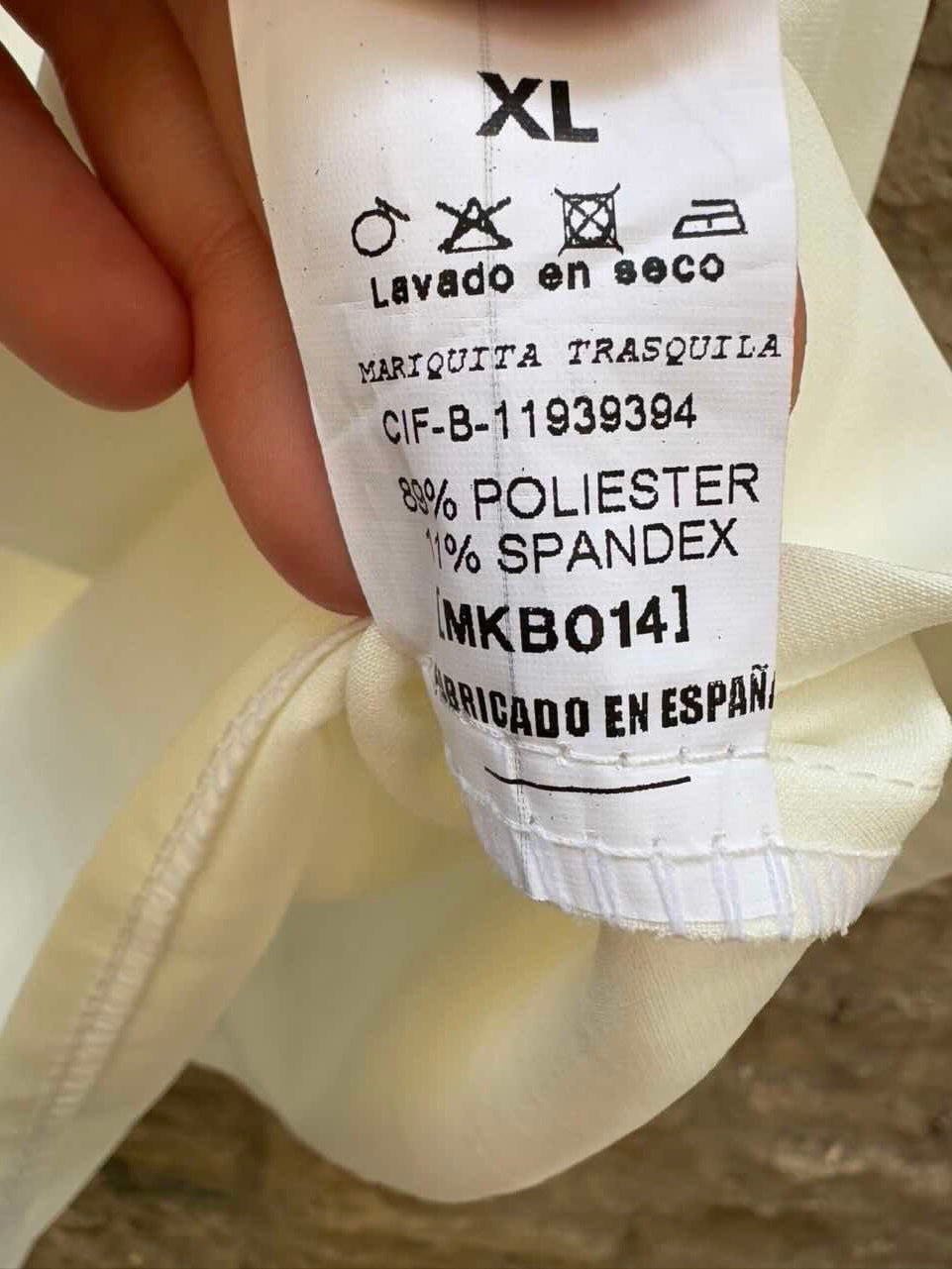 MARIQUITA TRASQUILÁ. Top blanco asimétrico detalle hombro