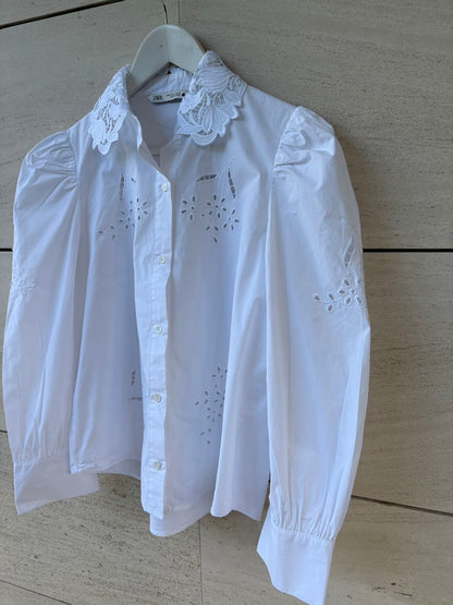 ZARA. Camisa blanca detalles troquelados