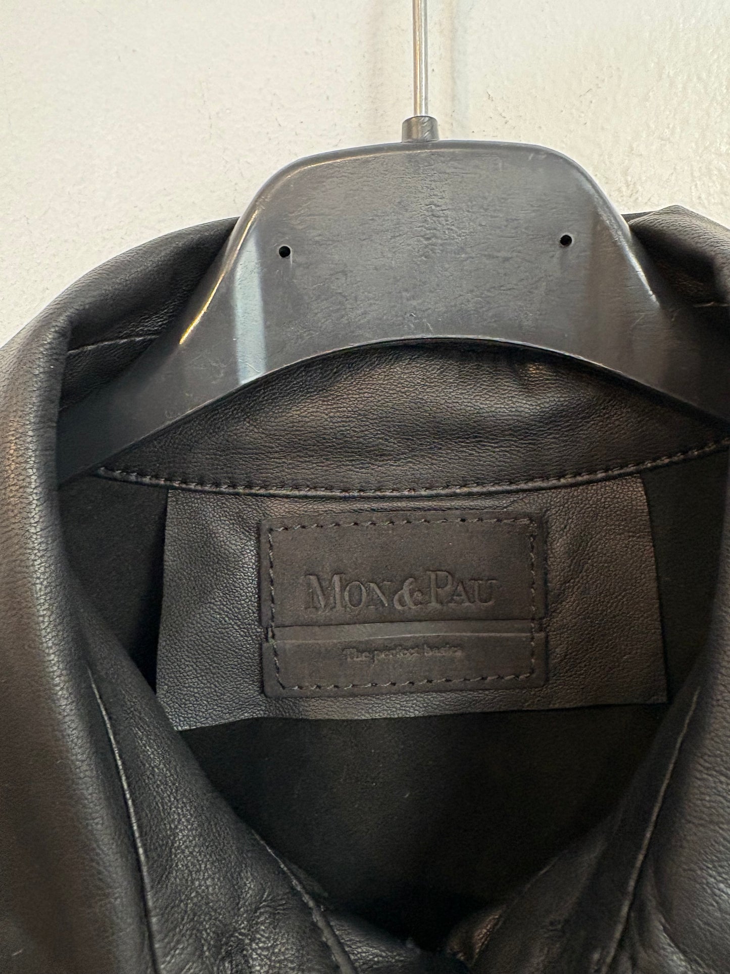 MON & PAU. Camisa negra piel