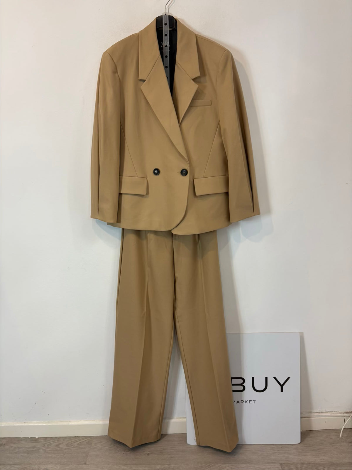 ZARA. Traje de chaqueta beige sastre