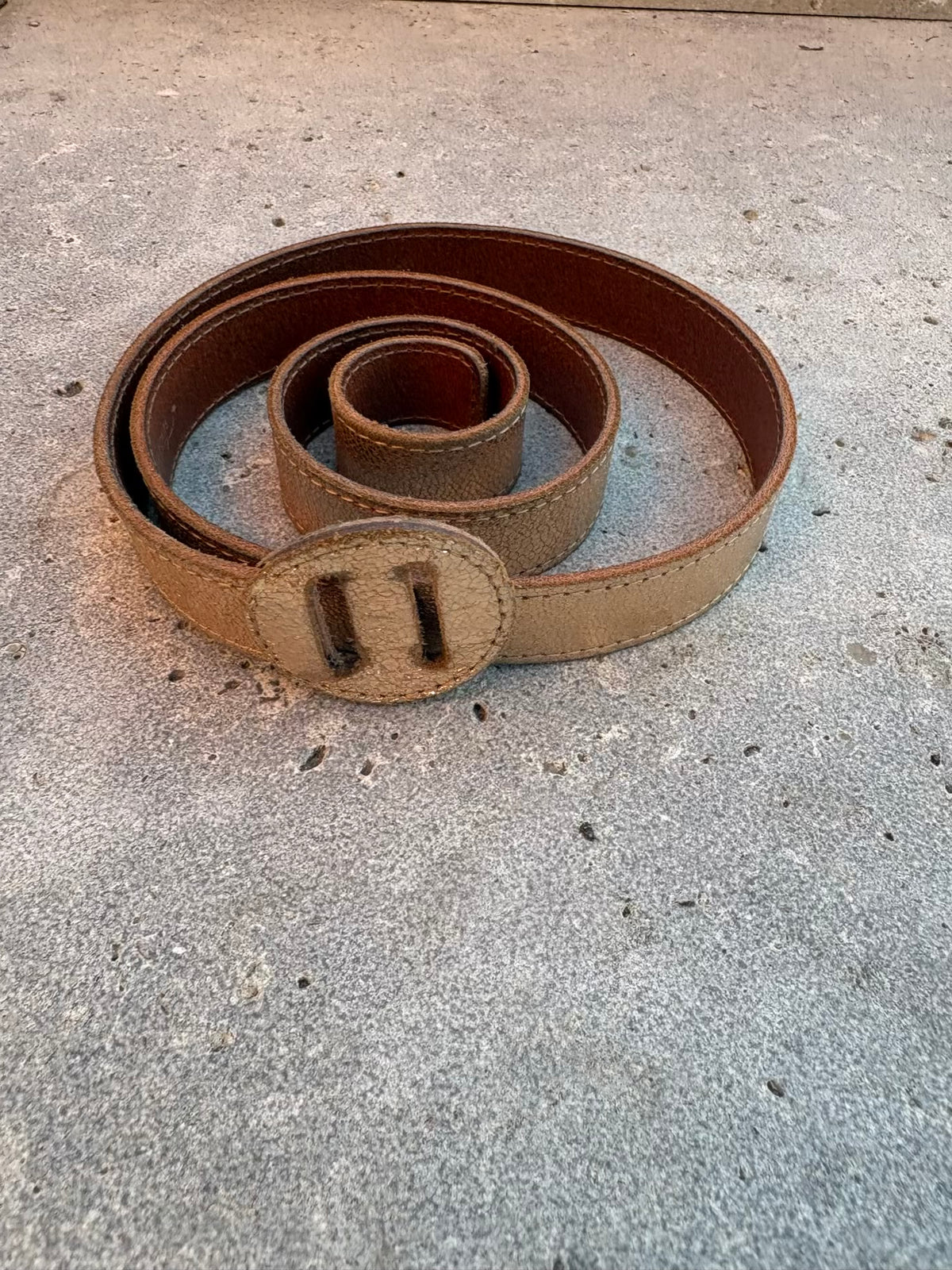 DES PETITS HAUTS. Cinturón piel en dorado