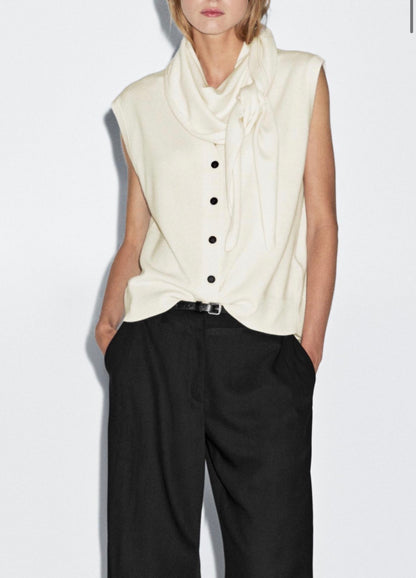MASSIMO DUTTI. Chaleco en crudo lana con cuello extraible