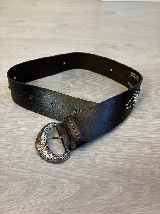 OTRAS. Cinturón piel abalorios