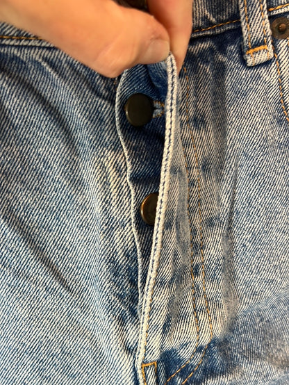 BERSHKA. Pantalón corto denim  abotonadoT.36