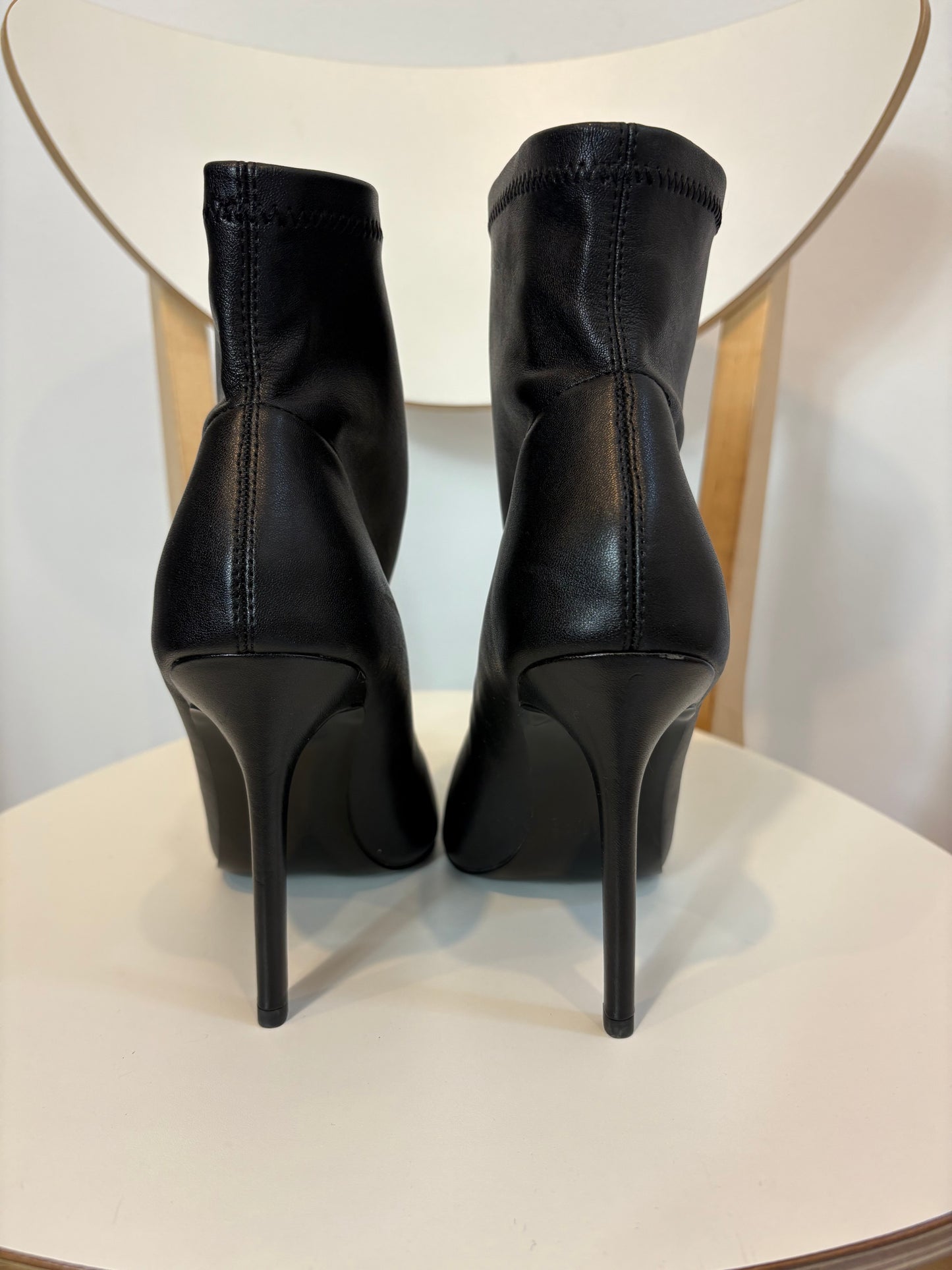 VERSACE JEANS COUTURE. Botines negros detalle dorado