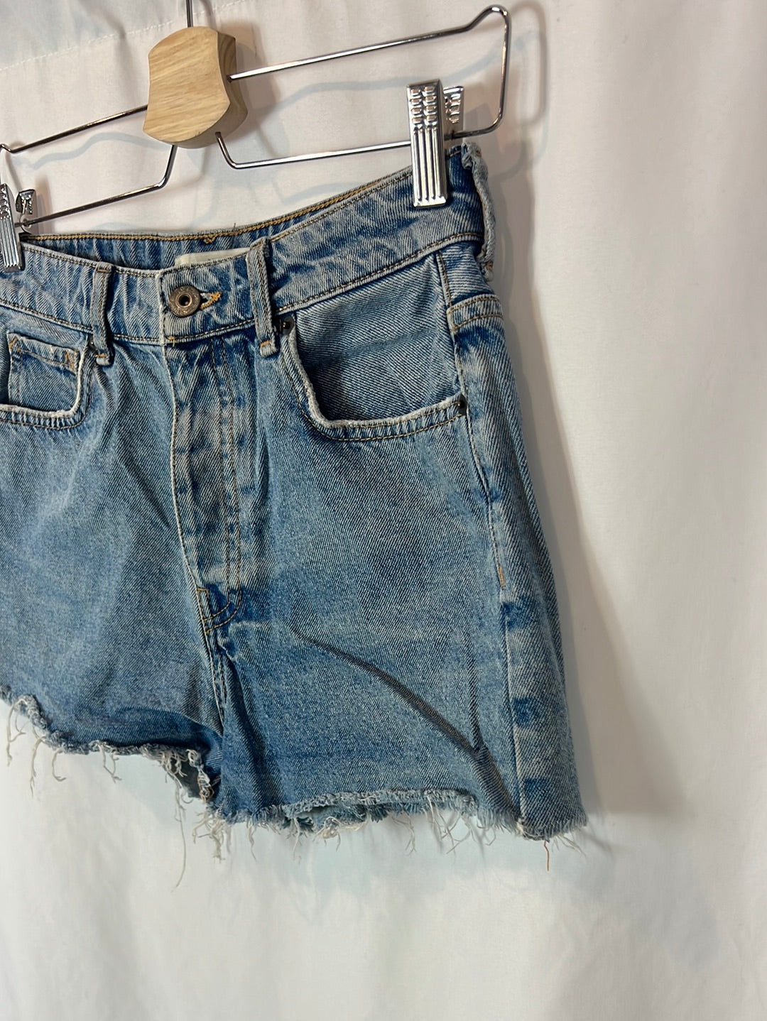 BERSHKA. Pantalón corto denim  abotonadoT.36