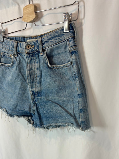 BERSHKA. Pantalón corto denim  abotonadoT.36
