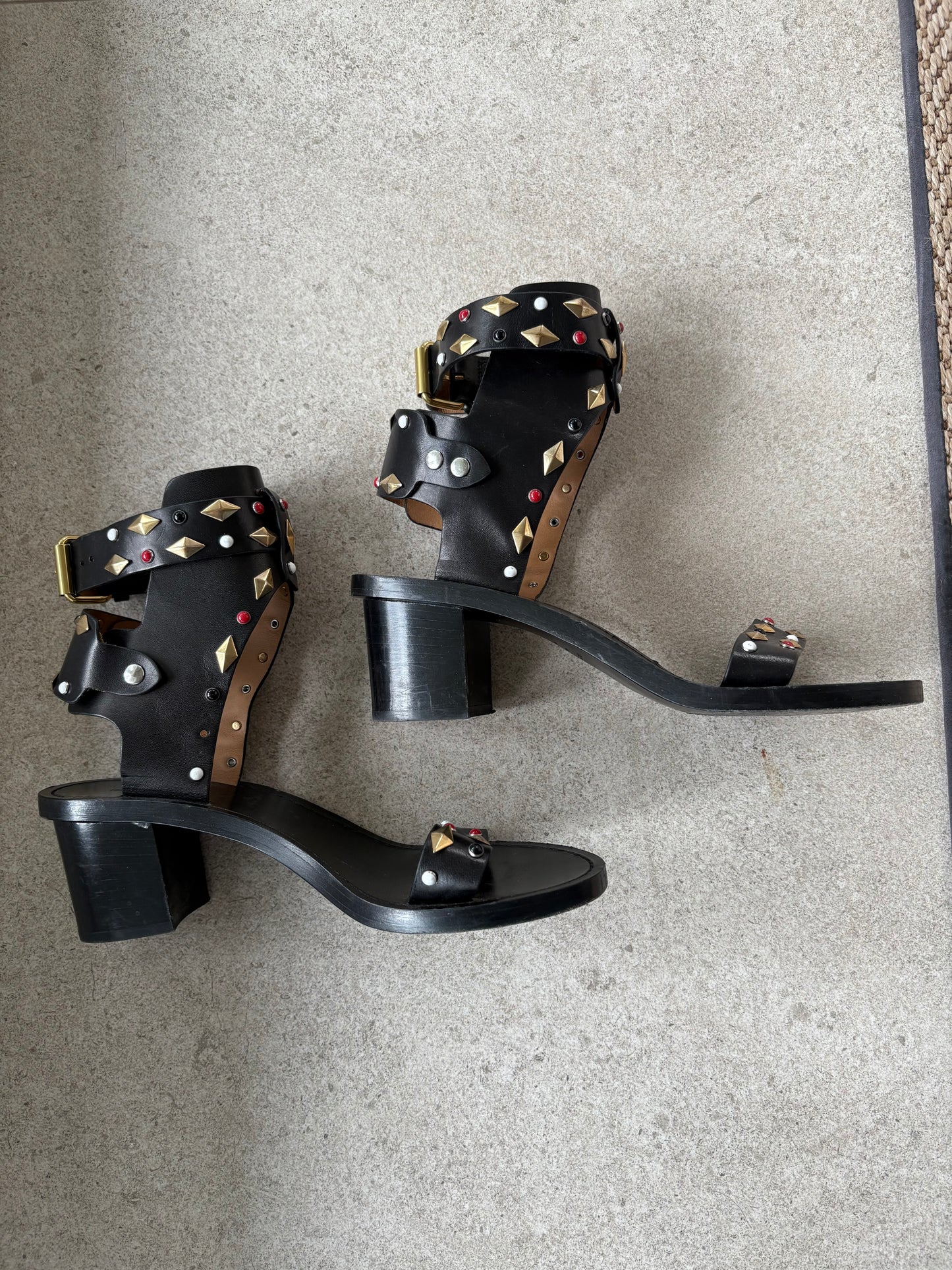 ISABEL MARANT. Sandalia piel tachuelas