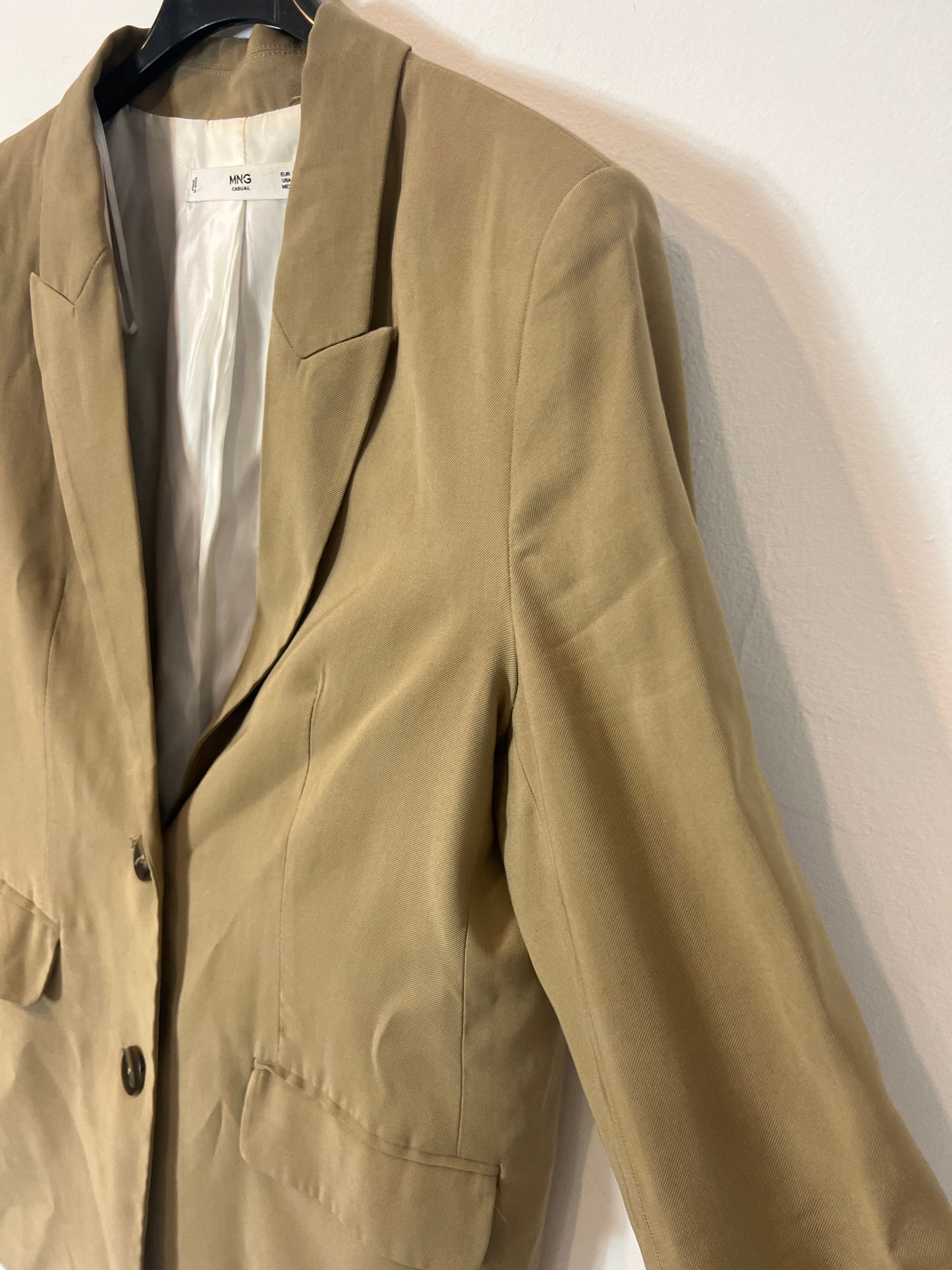 MANGO. Blazer beige fluida T.m