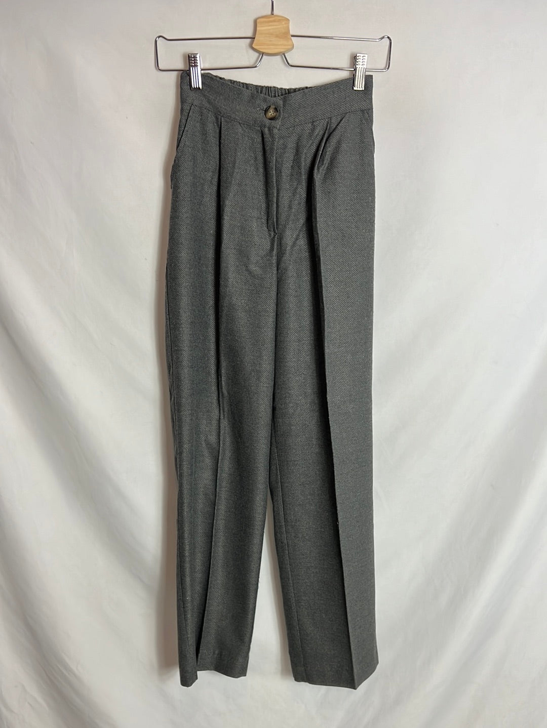 TRENDYOL. Pantalones grises pinzas. T 34