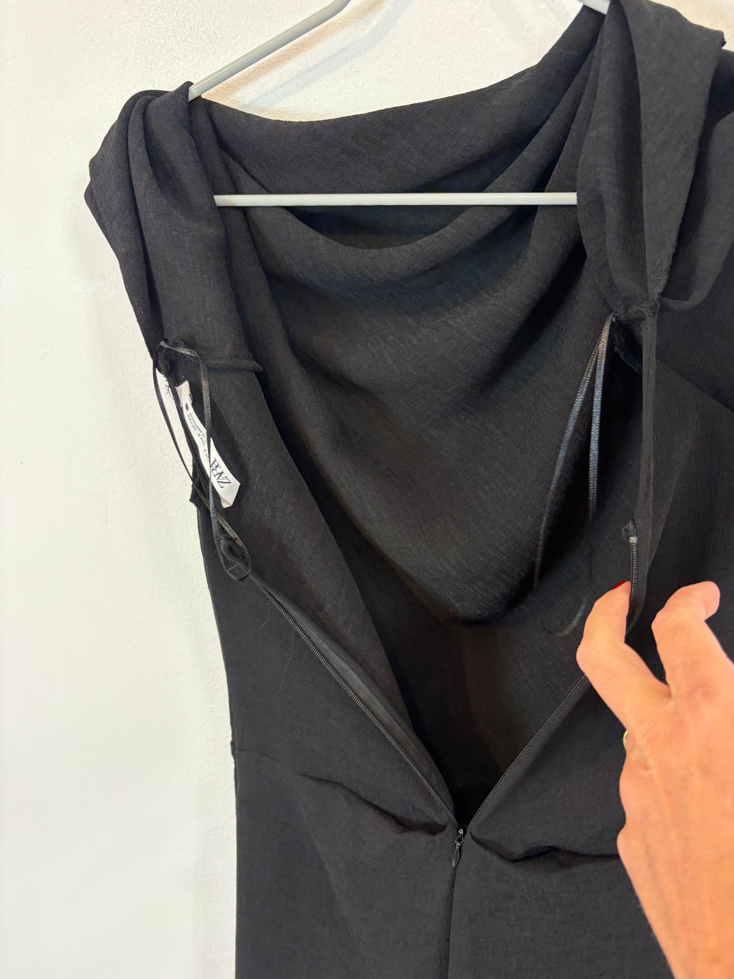 ZARA. Vestido largo negro textura