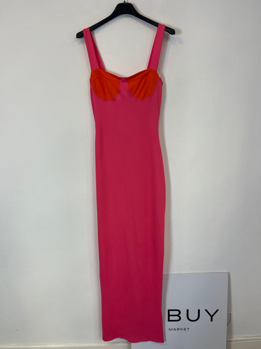 OTRAS. Vestido largo entallado fucsia. T S