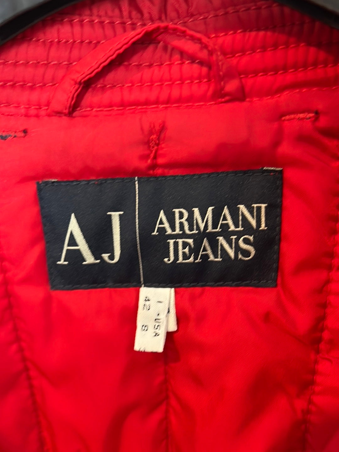 ARMANI JEANS. Chaqueta roja acolchada. T S