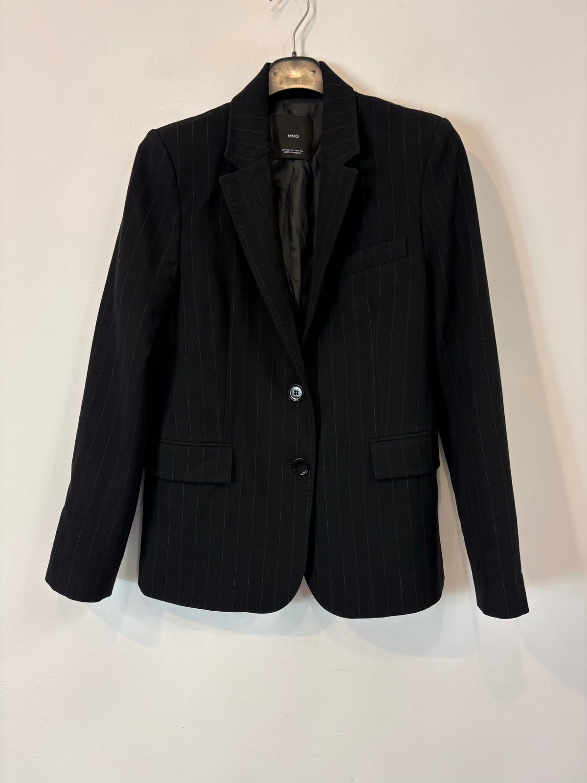 MANGO. Blazer negra rayas