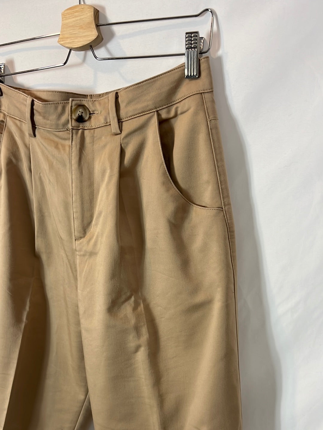 ZARA. Pantalón beige pinzas. T 36