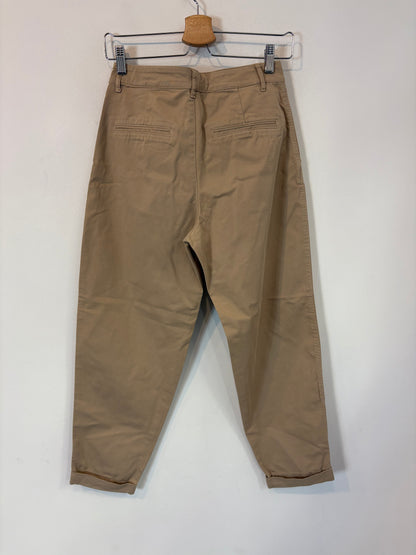 ZARA. Pantalón beige estilo chino