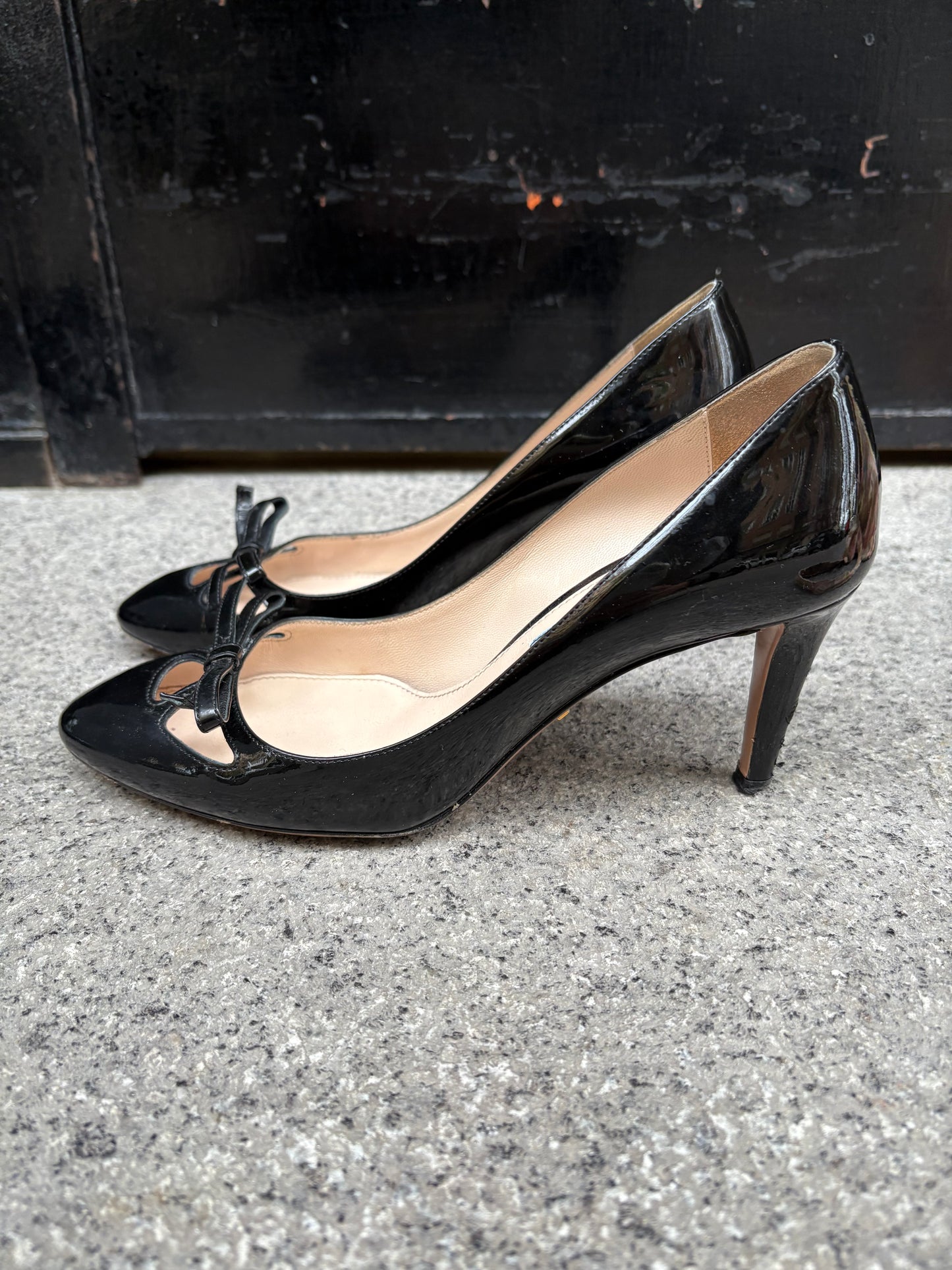 PRADA. Tacones charol lazo