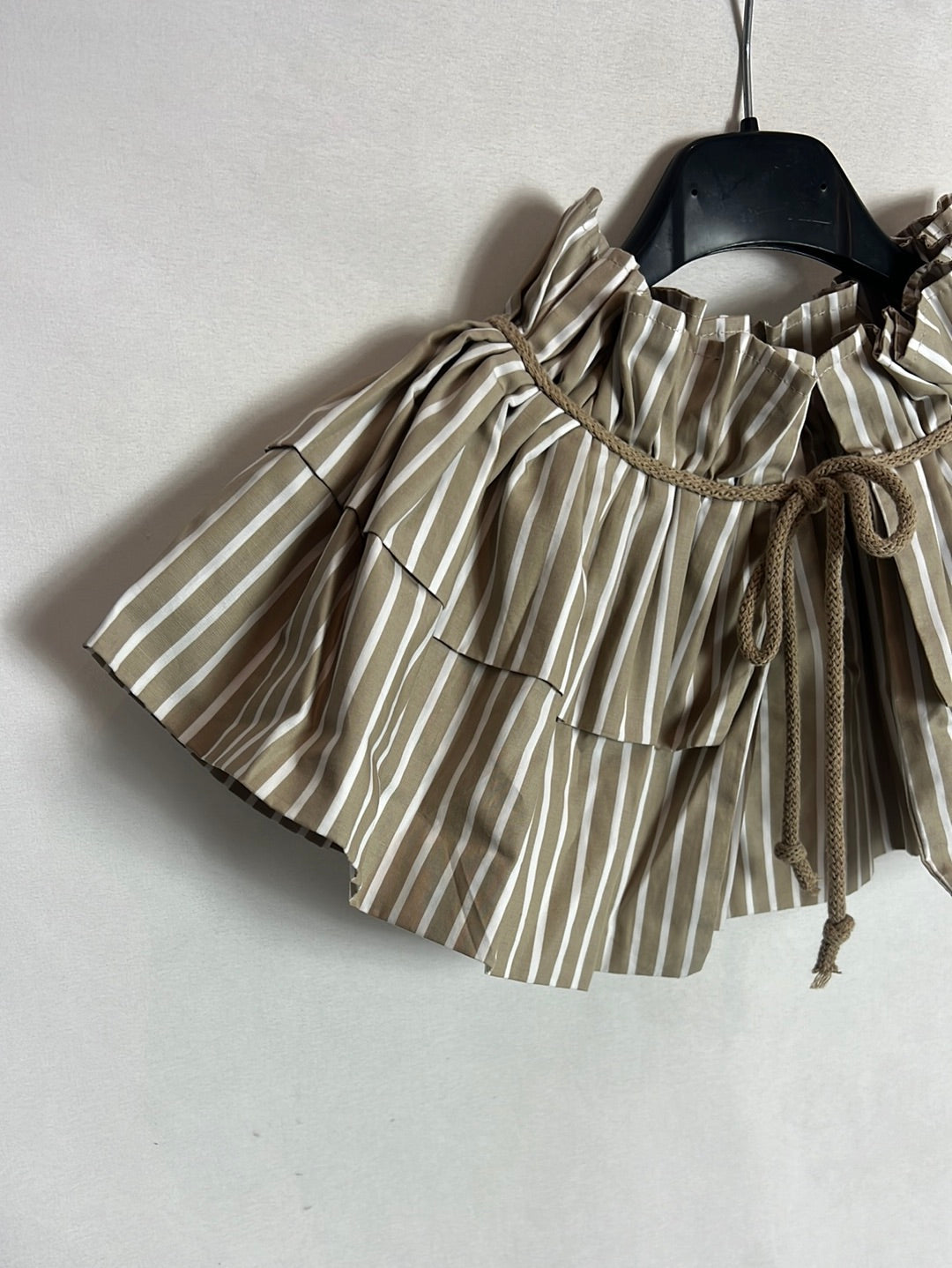NECKS. Pleated beige striped collar. YOUR