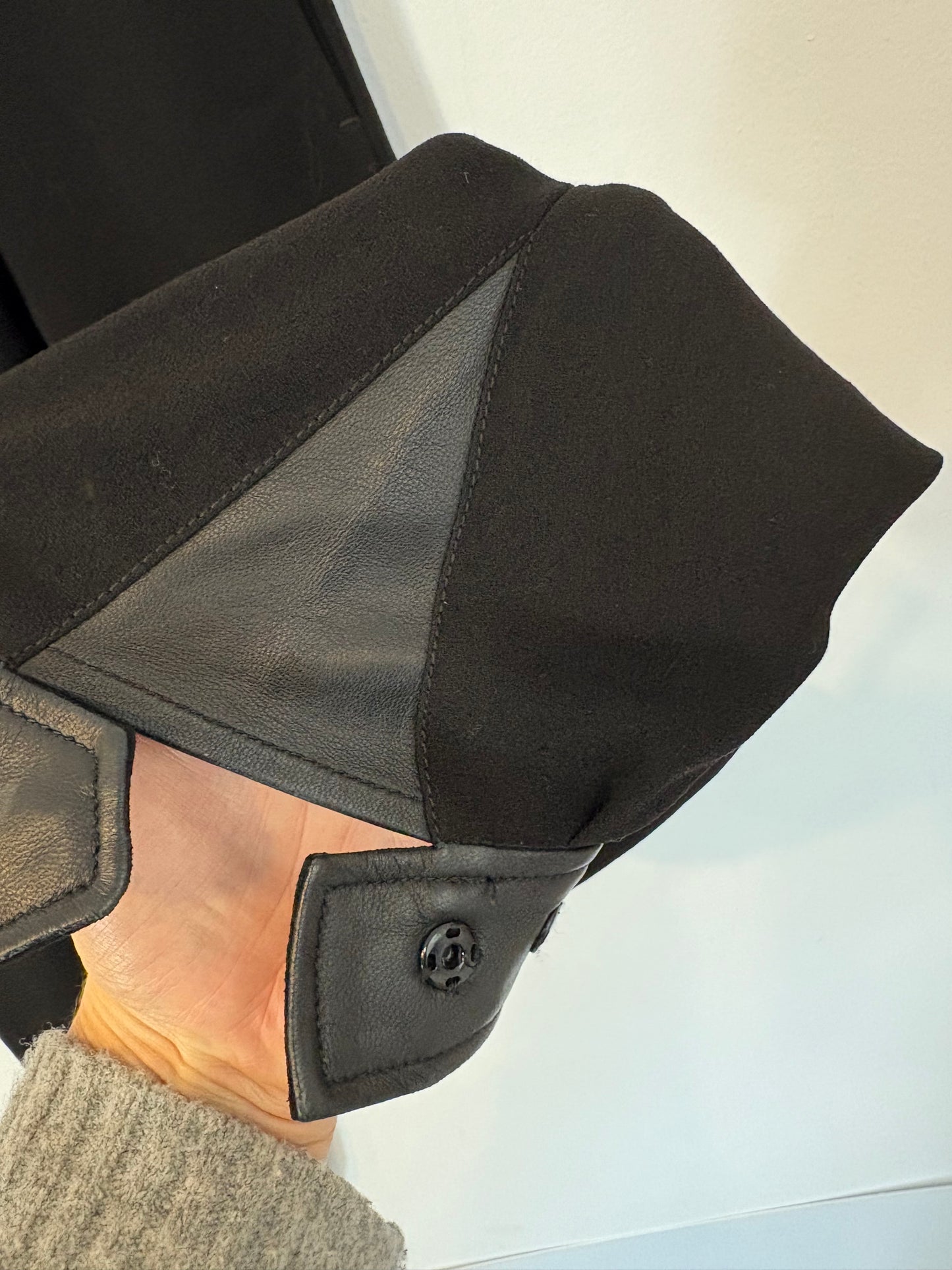JOSEPH. Pantalón negro fluido detalles en piel