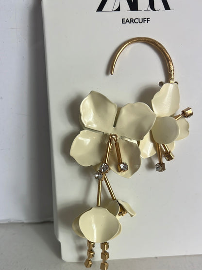 ZARA. Pendiente flores unitario