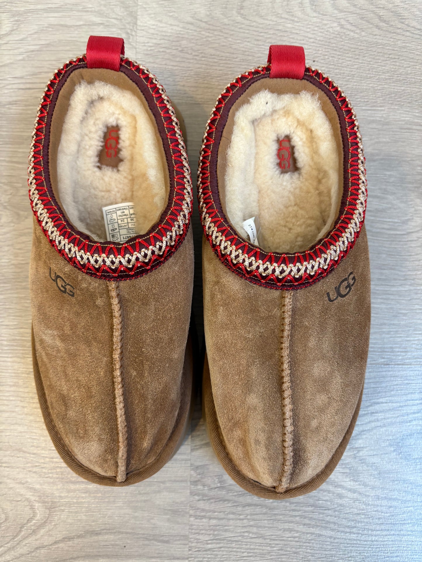 UGG Tazz. Zuecos borreguito