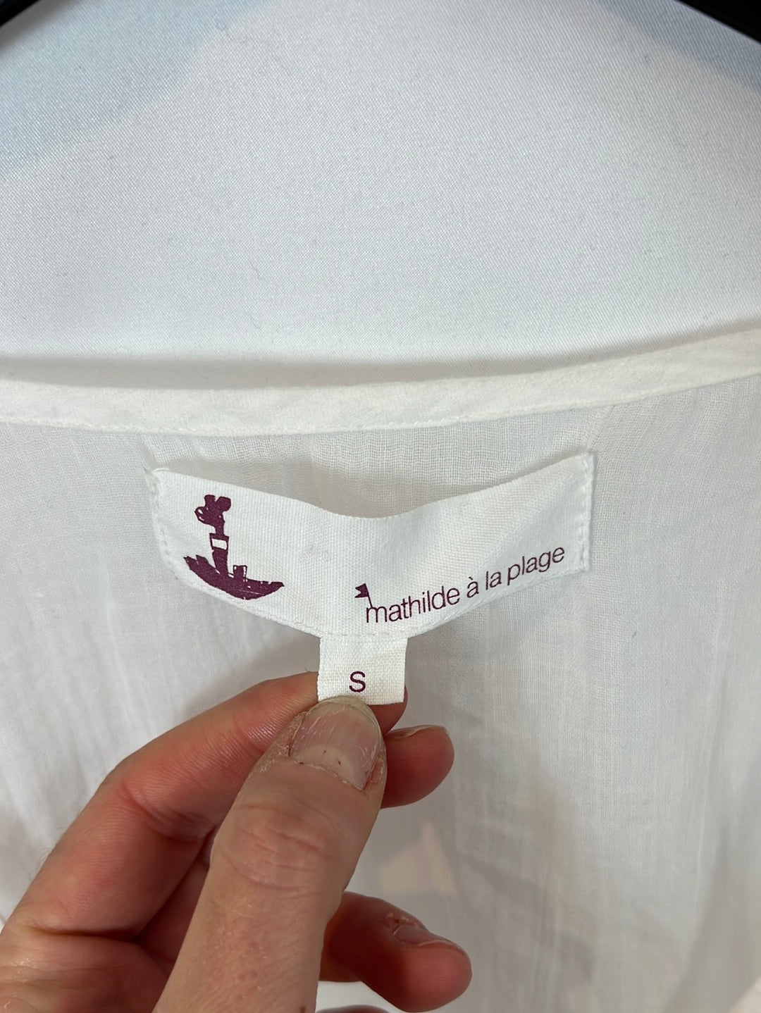 MATHILDE Á LA PLAGE. Caftán blanco detalles tie dye. T S